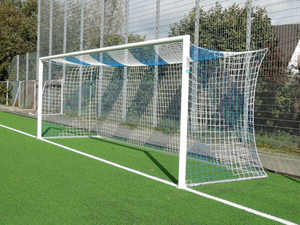 30588_Fußballtornetz mit Diagonalstreifen in blau-weiß