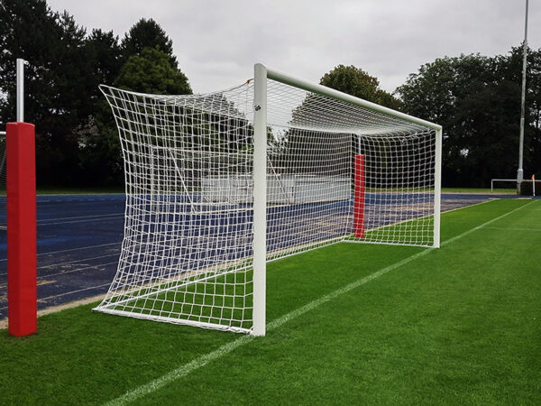 Stadion-Fußballtor mit Spannstangen