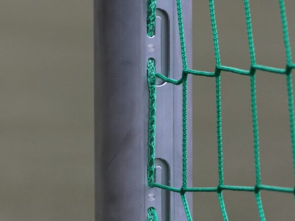 Tor mit eingefräster Netzaufhängung