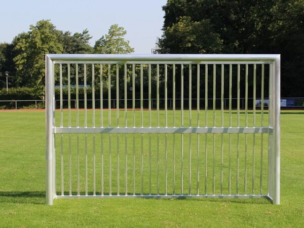 Robustes Bolztor mit sandverfüllten Alustreben