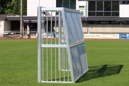 Bolztor mit geschlossenem Hinterbau seitlich auf Fußballplatz von artec Sportgeräte