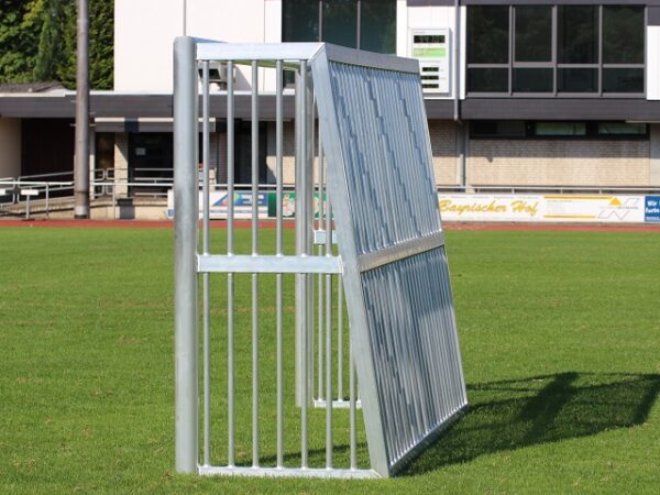 Bolztor mit geschlossenem Hinterbau seitlich auf Fußballplatz von artec Sportgeräte
