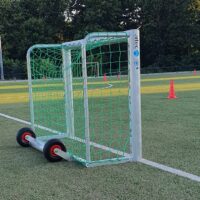 Minitor PROTECTOR mit Kippsicherung, 1,80 x 1,20 m, aus Aluminium, vollverschweißt, eingefräste Netzaufhängung, Farbe Alu natur, Auslage 0,50 m, offener Hinterbau, Ovalprofil - © DJK Roland Köln-West e.V.