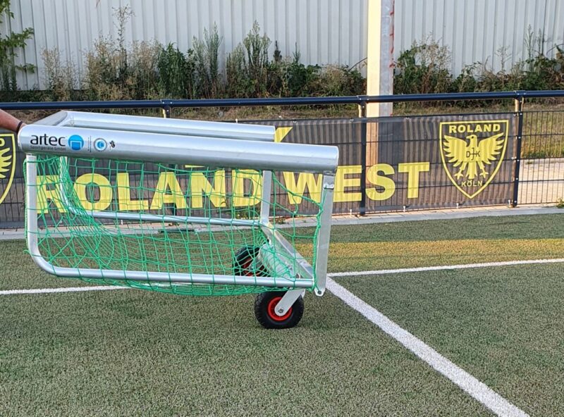 Minitor mit Rädern und Gewichten - optimale Verfahrbarkeit auf dem Sportplatz - © DJK Roland Köln-West e.V. Minitor mit Rädern und Gewichten - optimale Verfahrbarkeit auf dem Sportplatz - © DJK Roland Köln-West e.V.