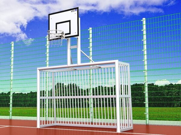 Bolzplatztor mit Basketballaufbau