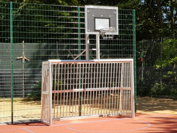 Bolztor mit Basketballaufbau