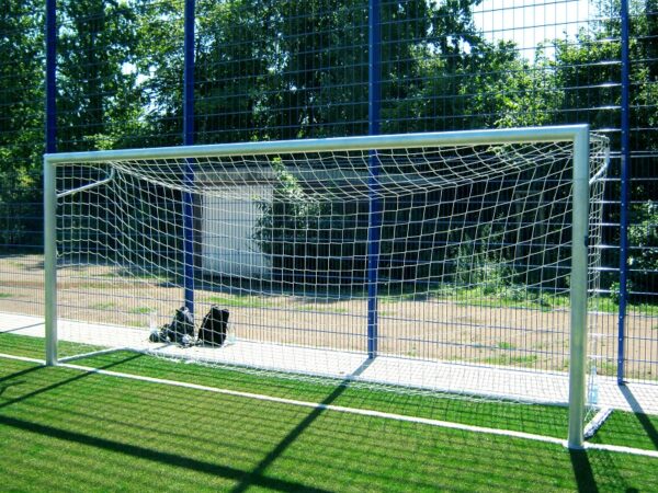 Stationäres Jugendtor mit Netzbügeln