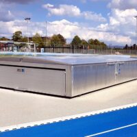 Zweiteilige Sicherheits-Abdeckung für eine Hochsprungmatte mit Lenkvorrichtung, Kipptoröffnung und seitlichen Lüftungsschlitzen