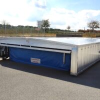 Fahrbare Sicherheitsabdeckung für Hochsprungmatten mit Kipptoröffnung von artec Sportgeräte