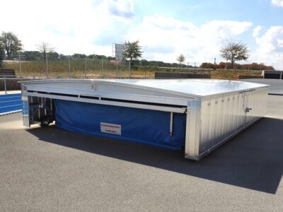 Fahrbare Sicherheitsabdeckung für Hochsprungmatten mit Kipptoröffnung von artec Sportgeräte