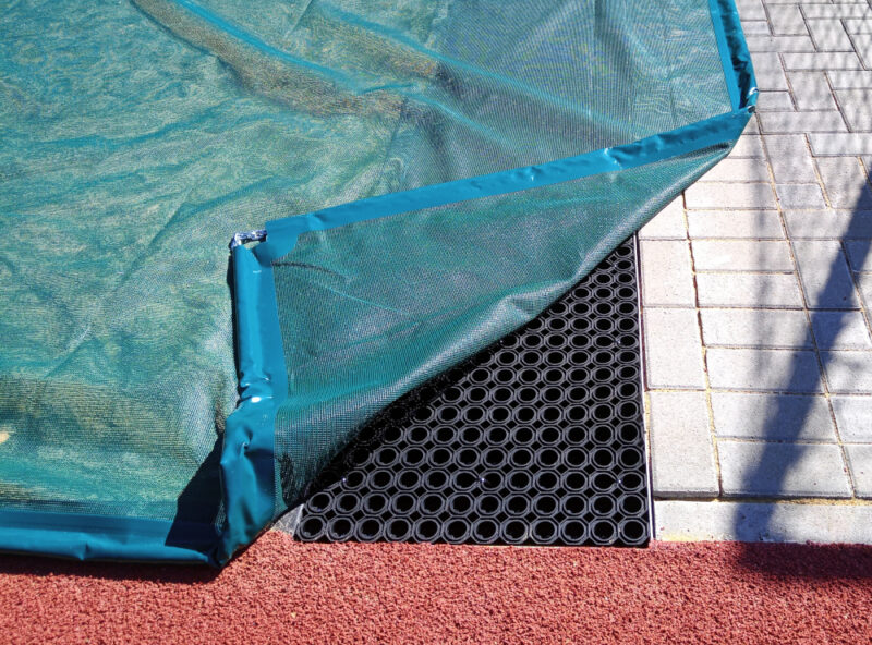 22865 Sprunggrubenabdeckung mit Gliederkette 22865 Sprunggrubenabdeckung mit Gliederkette