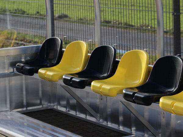 Sitzschalen für Spielerkabinen von artec Sportgeräte mit hoher Rückenlehne in der Komfort-Version