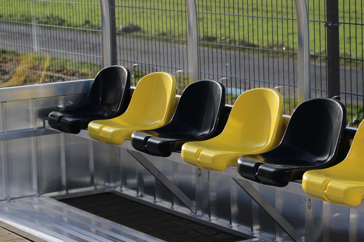 Sitzschalen für Spielerkabinen von artec Sportgeräte mit hoher Rückenlehne in der Komfort-Version