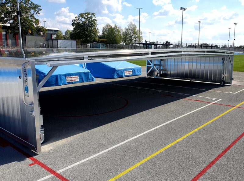 Fahrbare Sicherheitsabdeckung für Stabhochsprungmatten artec Sportgeräte Fahrbare Sicherheitsabdeckung für Stabhochsprungmatten artec Sportgeräte
