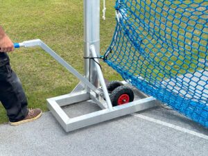 Fahrwagen für schwenkbare Klappen mit Hebelvorrichtung zum Absenken und Anheben