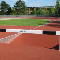 Wassergraben-Hindernis aus Aluminium mit Querbalken aus Spezialholz, höhenverstellbar, Länge: 3,96 m, mit World Athletics-Zertifikat von artec Sportgeräte