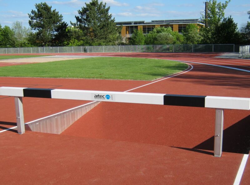 Wassergraben-Hindernis aus Aluminium mit Querbalken aus Spezialholz, höhenverstellbar, Länge: 3,96 m, mit World Athletics-Zertifikat von artec Sportgeräte Wassergraben-Hindernis aus Aluminium mit Querbalken aus Spezialholz, höhenverstellbar, Länge: 3,96 m, mit World Athletics-Zertifikat von artec Sportgeräte