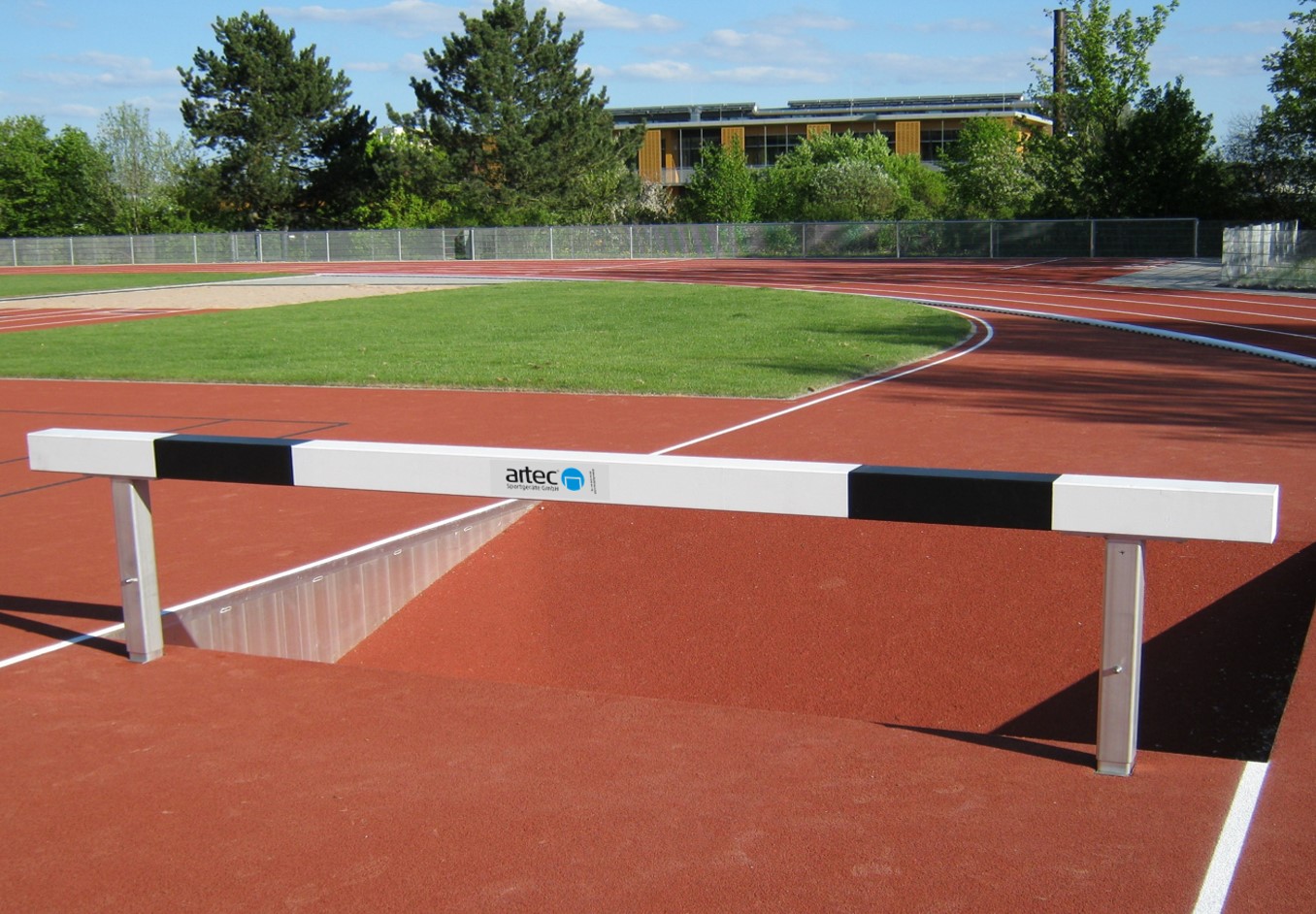 Wassergraben-Hindernis aus Aluminium mit Querbalken aus Spezialholz, höhenverstellbar, Länge: 3,96 m, mit World Athletics-Zertifikat von artec Sportgeräte