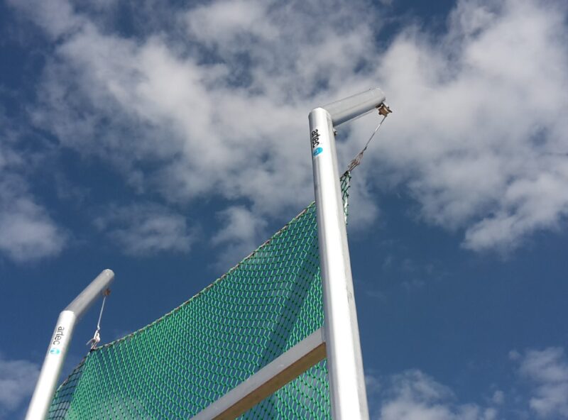 Hammer- und Diskuswurfschutzgitter aus Aluminium in Hülsen stehend, Höhe von 7 auf 10 m steigend, artec Sportgeräte Hammer- und Diskuswurfschutzgitter aus Aluminium in Hülsen stehend, Höhe von 7 auf 10 m steigend, artec Sportgeräte