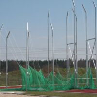 Hammer- und Diskuswurfschutzgitter aus Aluminium in Hülsen stehend, Höhe von 7 auf 10 m steigend von artec