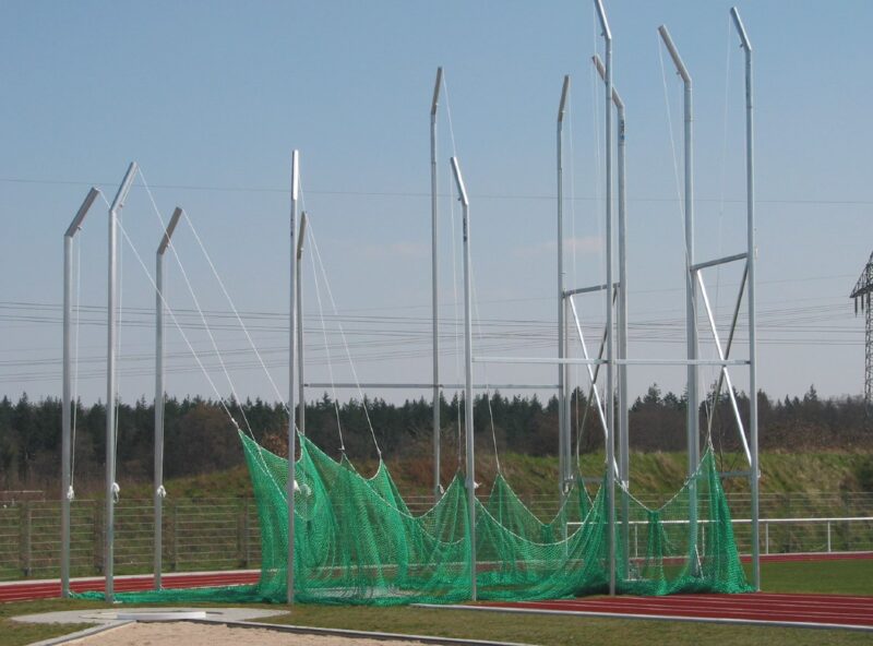 Hammer- und Diskuswurfschutzgitter aus Aluminium in Hülsen stehend, Höhe von 7 auf 10 m steigend von artec Hammer- und Diskuswurfschutzgitter aus Aluminium in Hülsen stehend, Höhe von 7 auf 10 m steigend von artec