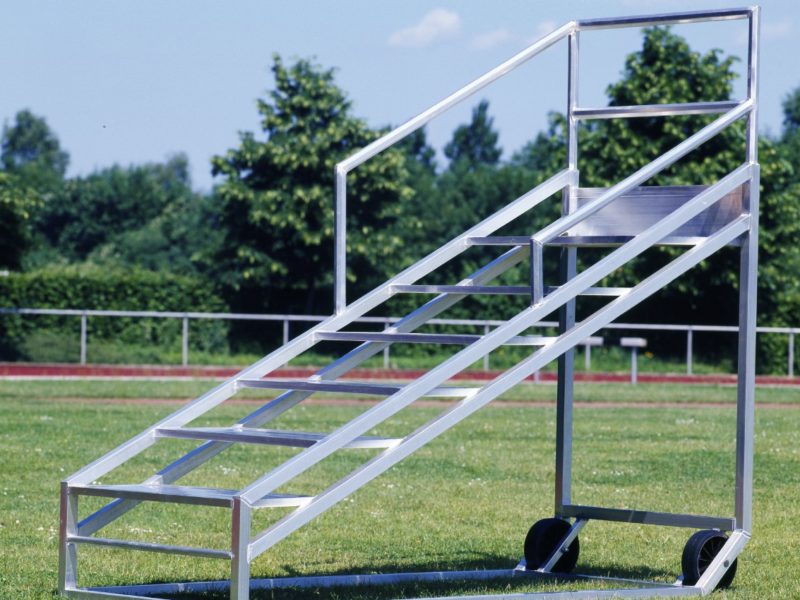 Zielrichtertreppe aus Aluminium für 8 Personen von artec Sportgeräte