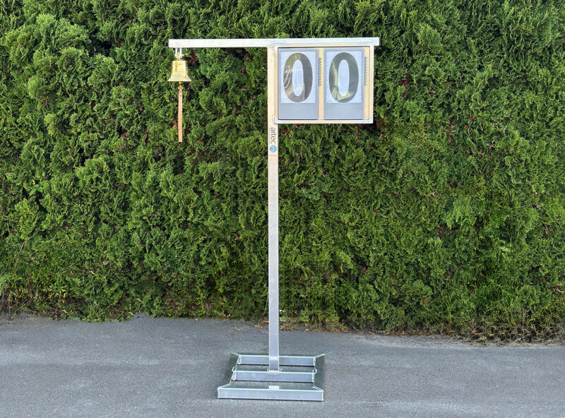 Runden-Anzeigetafel aus Aluminium mit Standfuß und Glocke