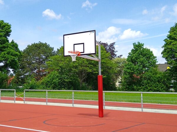 Einmast-Basketballanlage aus Aluminium
