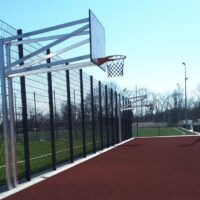 Robuster Zweimast-Basketballständer aus Aluminium