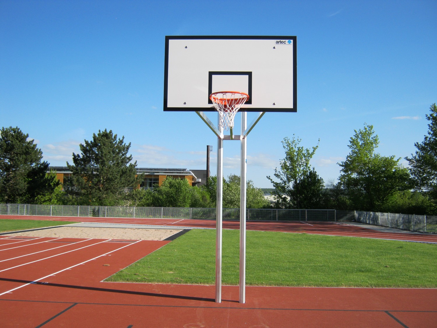 37650-5 Robuste Zweimast-Basketballanlage aus Aluminium