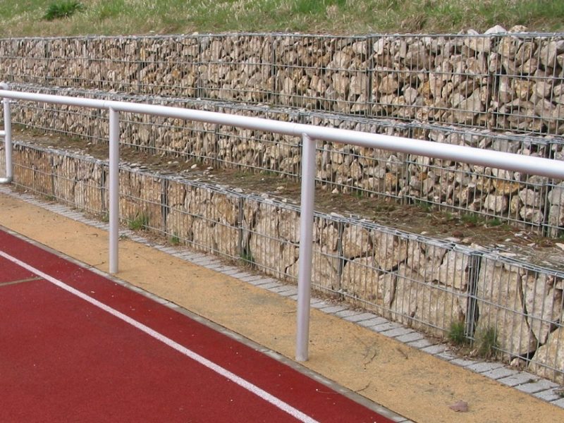 Barrieresystem aus Aluminium, Systemlänge: 50 m, innenliegende T-Verbinder, gebogene Ausführung eloxiert von artec Sportgeräte