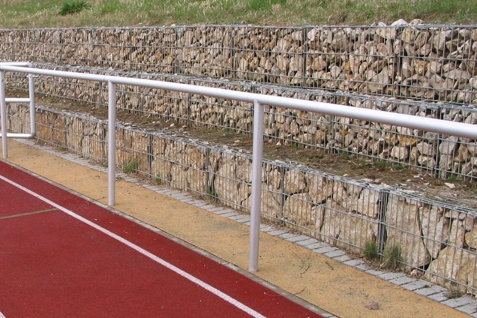 Barrieresystem aus Aluminium, Systemlänge: 50 m, innenliegende T-Verbinder, gebogene Ausführung eloxiert von artec Sportgeräte