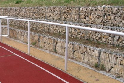 Barrieresystem aus Aluminium, Systemlänge: 200 m, innenliegende T-Verbinder, gebogene Ausführung eloxiert von artec Sportgeräte