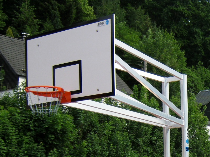 Robuster Zweimast-Basketballständer