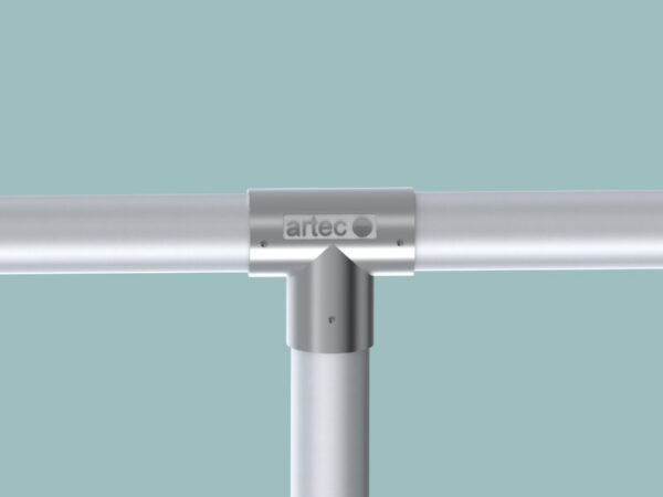 Barrieresystem aus Aluminium, Systemlänge: 50 m, außenliegende T-Verbinder, gebogene Ausführung eloxiert von artec