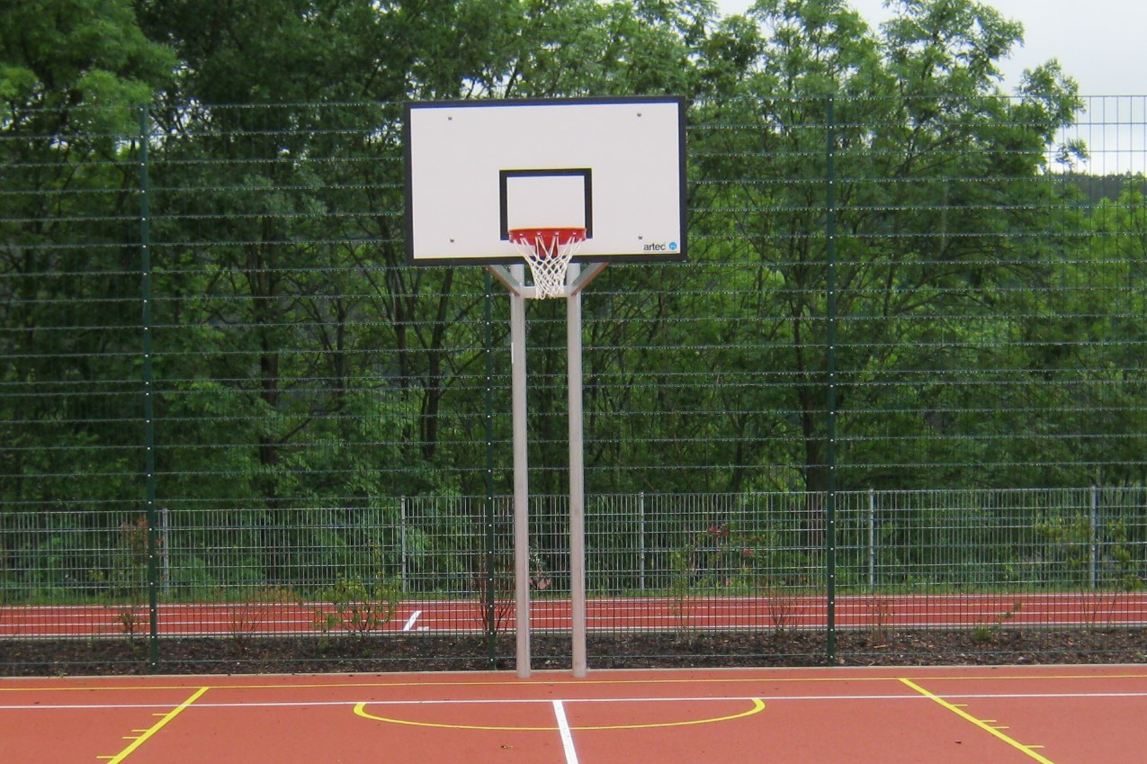 Zweimast-Basketballanlage aus Aluminium
