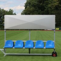Sportlerbank für das Stadion und den Sportplatz mit Überdachung von artec