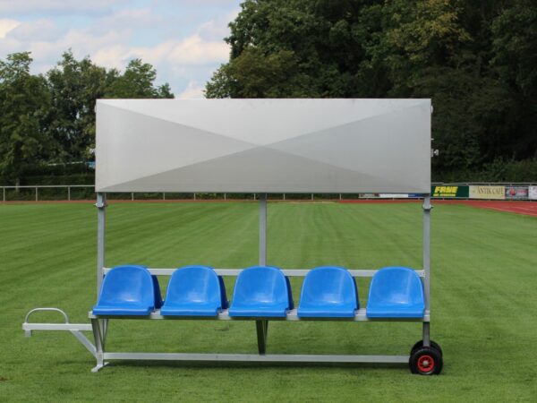Sportlerbank für das Stadion und den Sportplatz mit Überdachung von artec