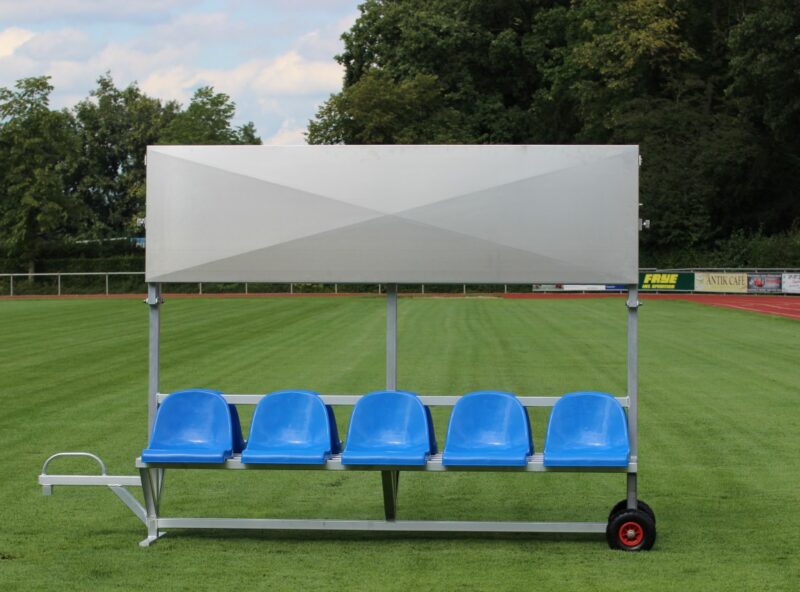 Sportlerbank für das Stadion und den Sportplatz mit Überdachung von artec Sportlerbank für das Stadion und den Sportplatz mit Überdachung von artec