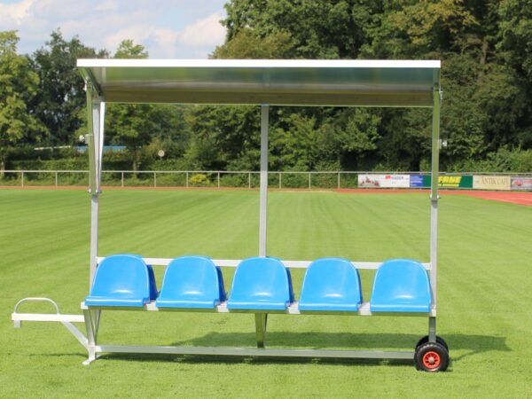 Sportlerbank für das Stadion und den Sportplatz mit Überdachung von artec Sportgeräte