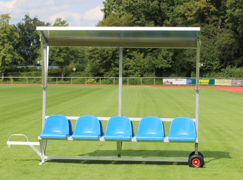 Sportlerbank für das Stadion und den Sportplatz mit Überdachung von artec Sportgeräte