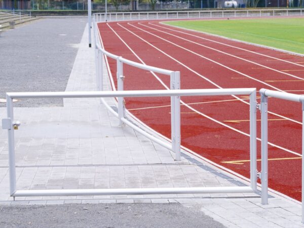 Barrieren-Durchgang aus Aluminium für Pflegefahrzeuge, 2-flügelig, Länge: 4,0 m von artec Sportgeräte