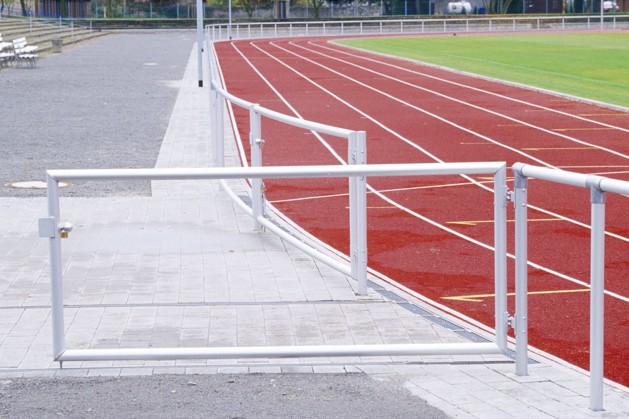 Barrieren-Durchgang aus Aluminium für Pflegefahrzeuge, 2-flügelig, Länge: 4,0 m von artec Sportgeräte