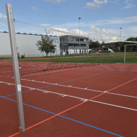 Volleyball-Trainingsanlage mit höhenverstellbarem Netz