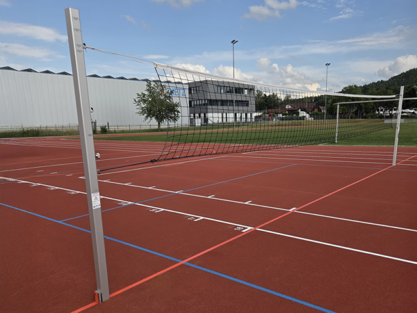 Volleyball-Trainingsanlage mit höhenverstellbarem Netz