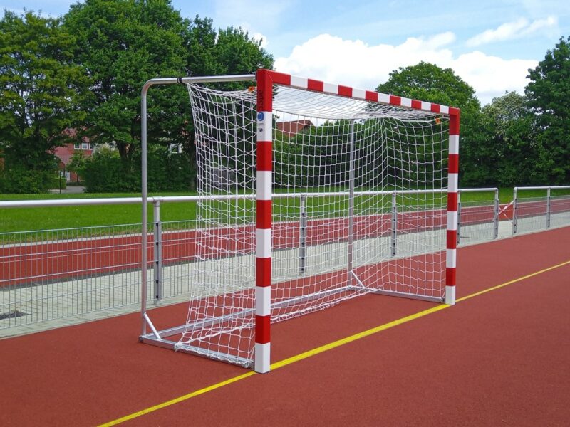 Handballtor in Rot / Weiß mit anklappbaren Netzbügeln