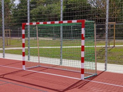 Handballtor mit Netz über Bügel