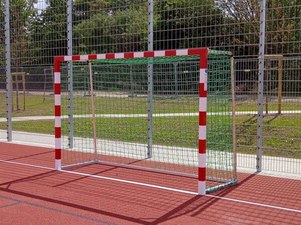 Handballtor mit Netz über Bügel
