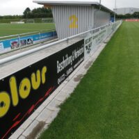 Bandenwerbung aus Alu-Verbundplatten für den Sportplatz