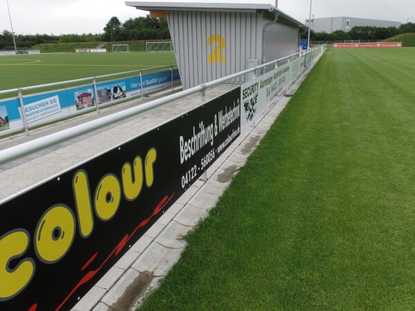 Bandenwerbung aus Alu-Verbundplatten für den Sportplatz